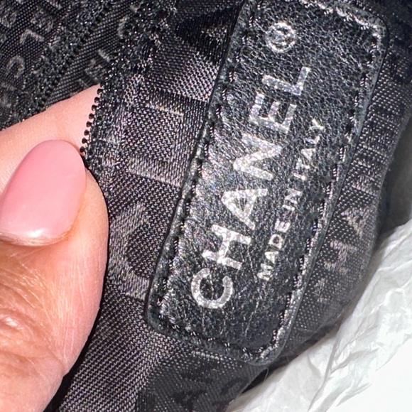 CHANEL bag , like new , AUTHENTIC lambskin ultimate soft leather shoulder bag - Picture 3 of 15